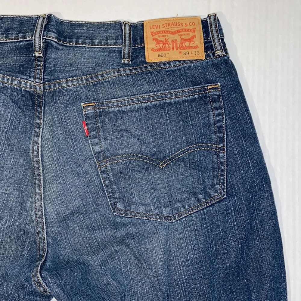 Levi’s 559 Men’s Size 38 Waist 30 Length Relaxed Denim Blue Jeans
